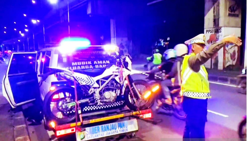 Jalur Mudik Disabotase? Polisi Sapu Bersih Ranjau Paku di Kalimalang, Pemudik Kini Lebih Aman!