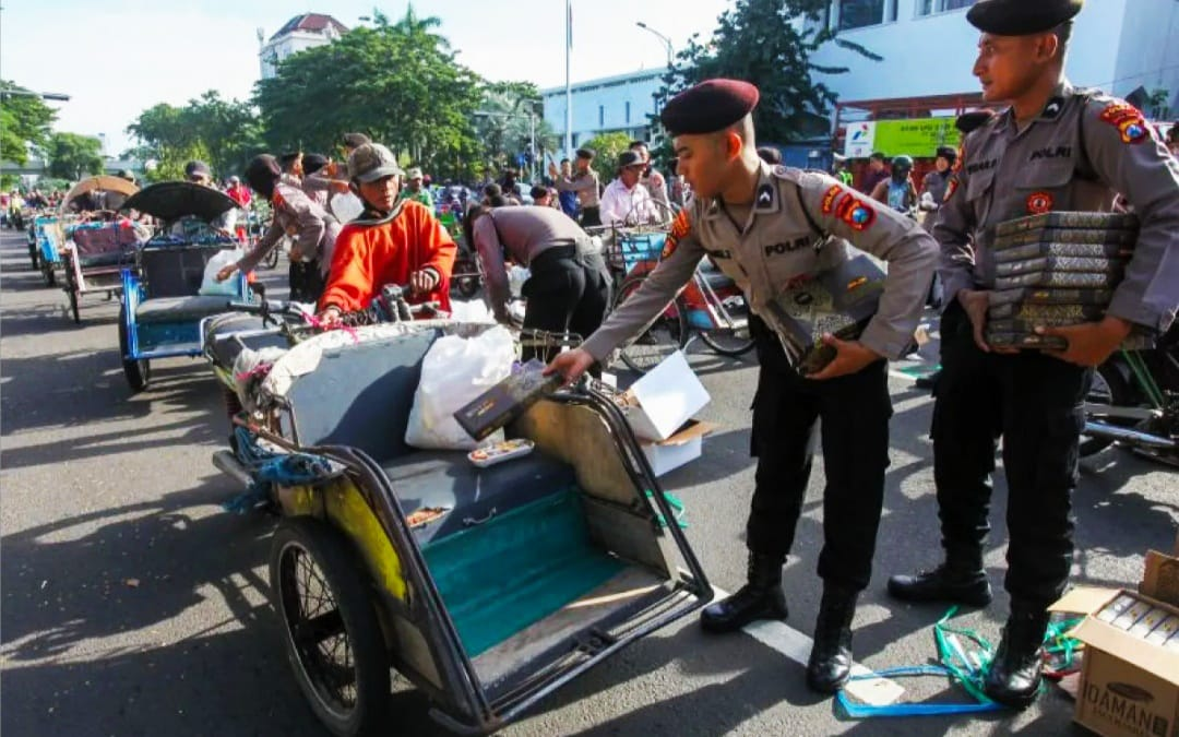 Ribuan Tukang Becak Terima Bingkisan Lebaran dari Polri, Aksi Humanis Polisi di Jawa Timur Jadi Sorotan