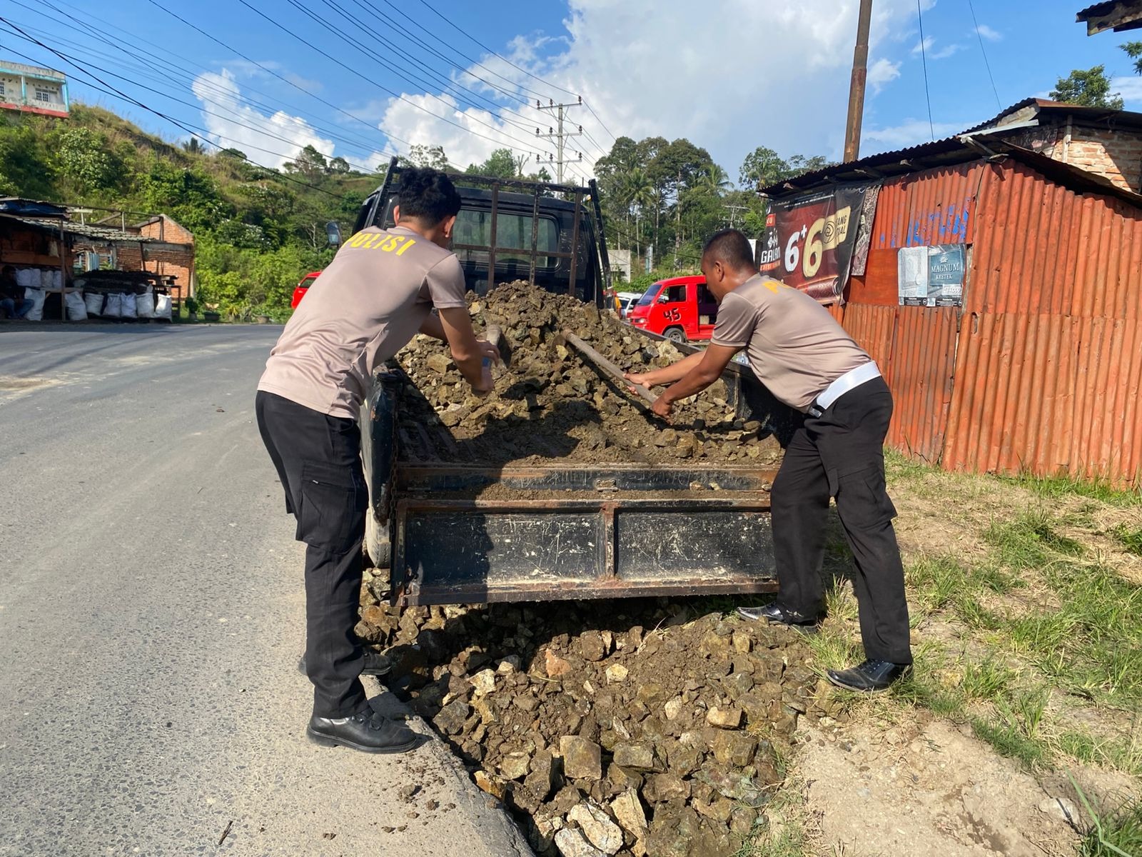 Lobang Horor Jalinsum 30 Cm Nyaris Telan Korban Truk Terguling, Aksi Spontan 2 Polisi di Padangsidimpuan