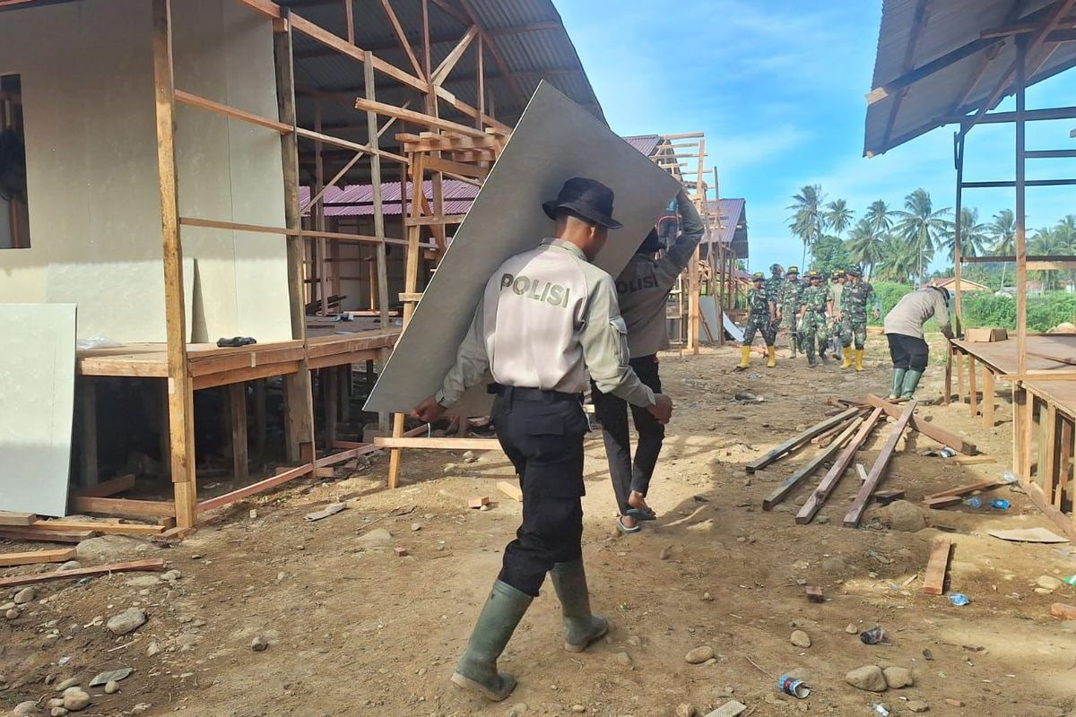Brimob Turun Tangan Bangun 100 Unit Huntara di Kapalo Koto Padang, Progres Capai 80 Persen