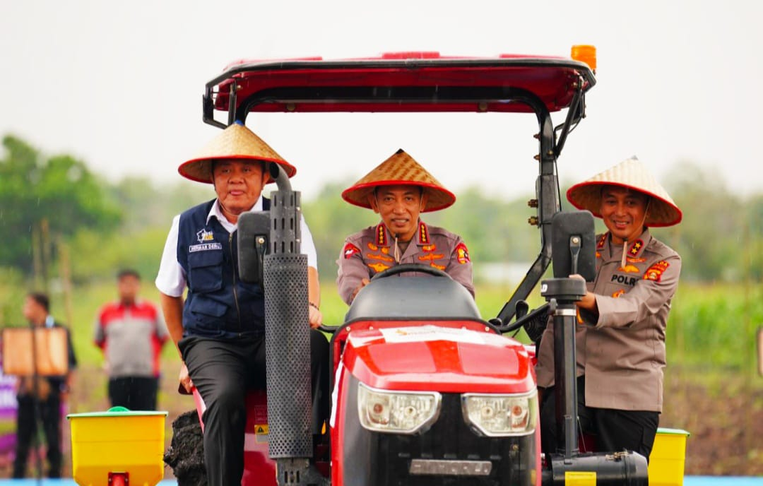 Tak Hanya Jaga Keamanan, Kapolri Turun ke Sawah dan Bangun Infrastruktur Desa