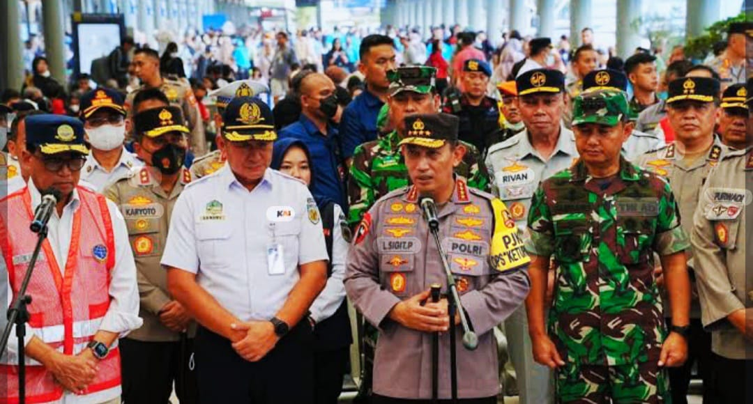 Kapolri Tinjau Stasiun Senen, Pastikan Pengamanan & Pelayanan Nataru 2025 Siap Total