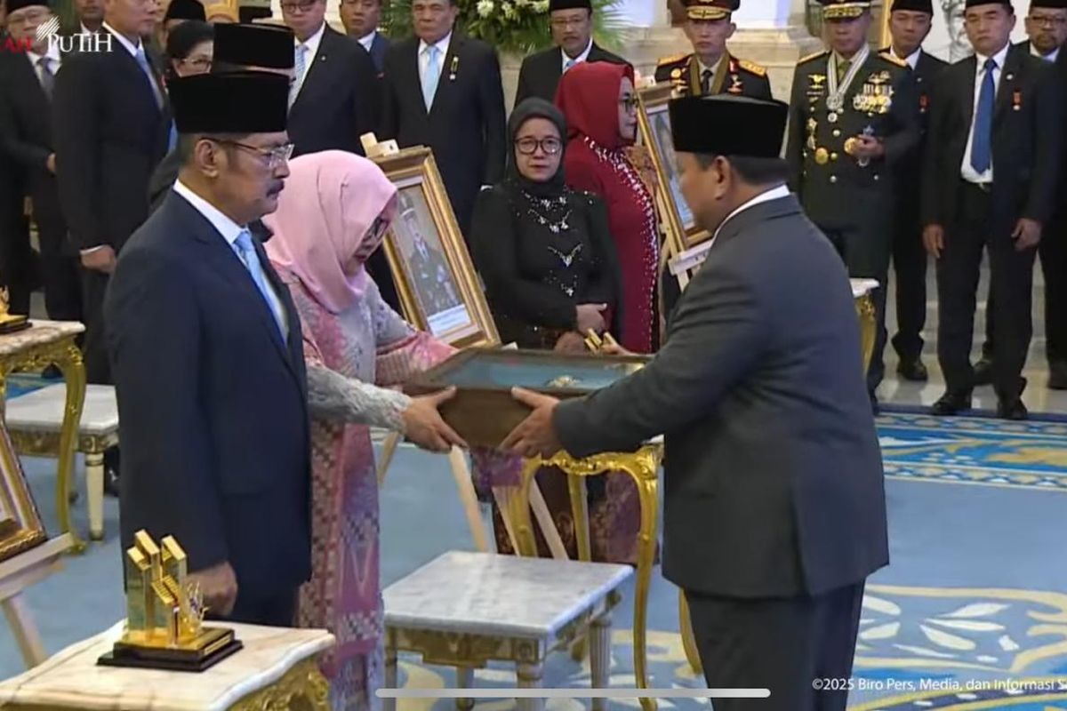 Soeharto Resmi Jadi Pahlawan Nasional: Antara Jasa Besar dan Jejak Kontroversial