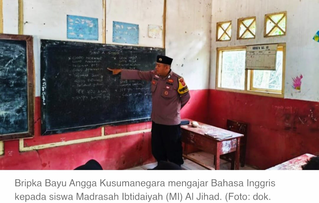 Bukan di Jalan Raya, Bripka Bayu Mengabdi di Ruang Kelas Madrasah Pelosok