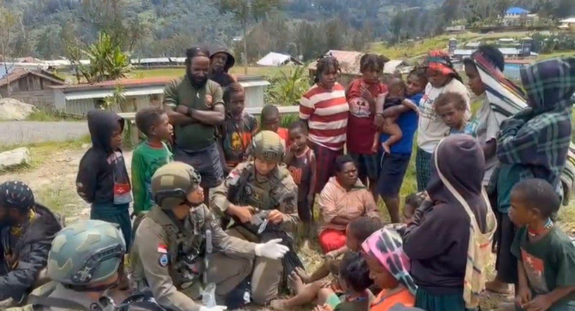 Patroli Humanis Satgas Damai Cartenz di Sinak: Polisi Hadir Bukan Sekadar Amankan, Tapi Rangkul Warga