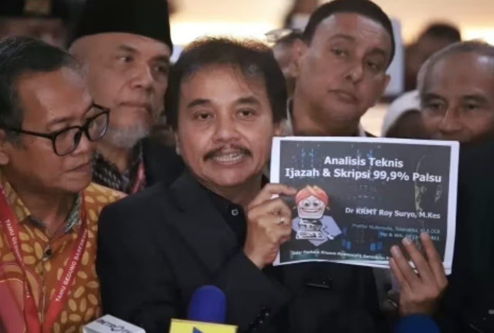 Polisi tetapkan 8 tersangka kasus fitnah ijazah Jokowi, termasuk Roy Suryo. 130 saksi diperiksa, 723 barang bukti disita. Ahli forensik hingga bahasa dilibatkan.
