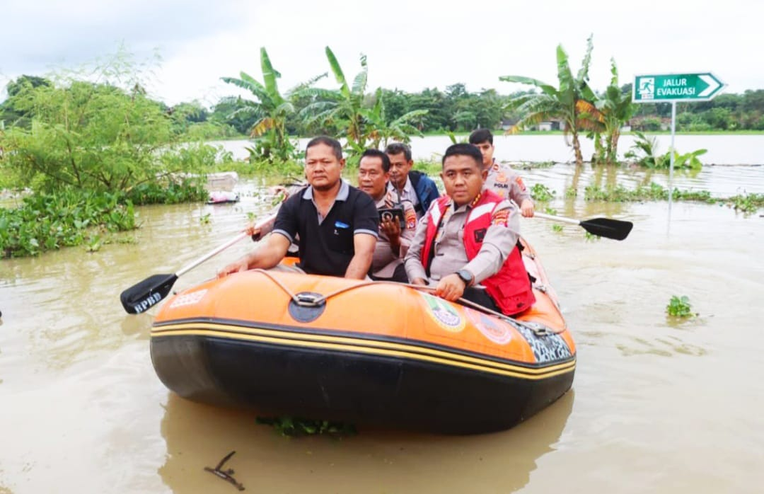 Banjir Rendam Jayanti Tangerang, Kapolresta Turunkan Tim Medis Langsung ke Lokasi Warga Terdampak