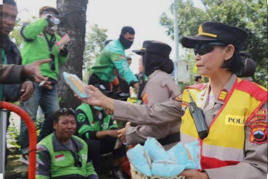 Tersentuh! Polri Bagikan Air Mineral ke Ratusan Driver Online Saat Aksi: “Jawaban Nyata di Lapangan”