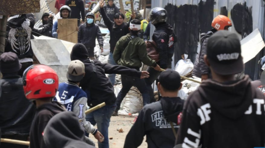 Bentrok Panas di Lahan Sengketa Sukahaji! Dua Kelompok Massa Ricuh, Polisi Langsung Kepung Lokasi