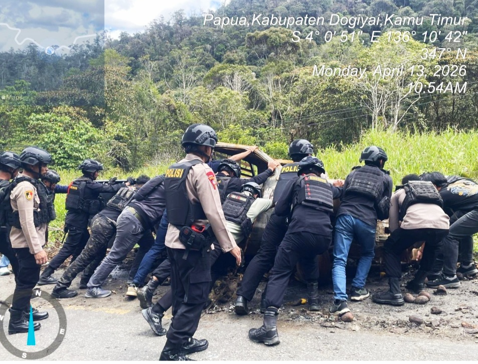 Polri Bongkar Palang Batu dan Kayu yang Sandera Jalanan: Bukti Nyata Polisi Hadir untuk Rakyat Papua!