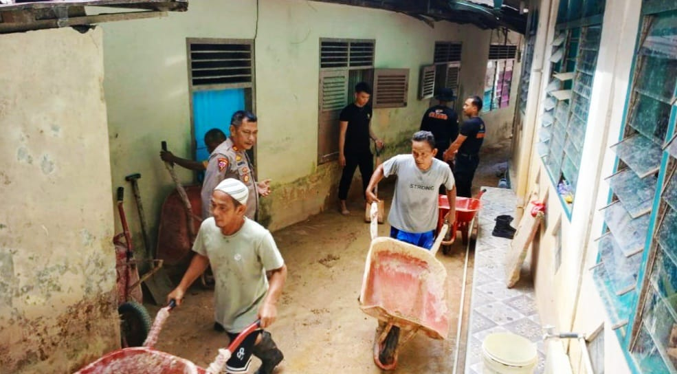 Akses Jalan Tertutup Longsor di Sibolga Dibuka! Polres & Brimob Turun Tangan Bantu Warga
