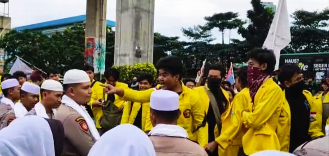 Mahasiswa Tunjuk-tunjuk Provokasi Emosi Polisi & Aksi di Bulan Ramadhan, Etika Aksi Jadi Sorotan