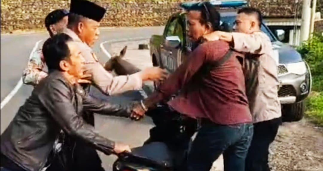 Preman Kampung Tantang Polisi Saat Bagi Takjil, Tito Kobra Berakhir Minta Maaf