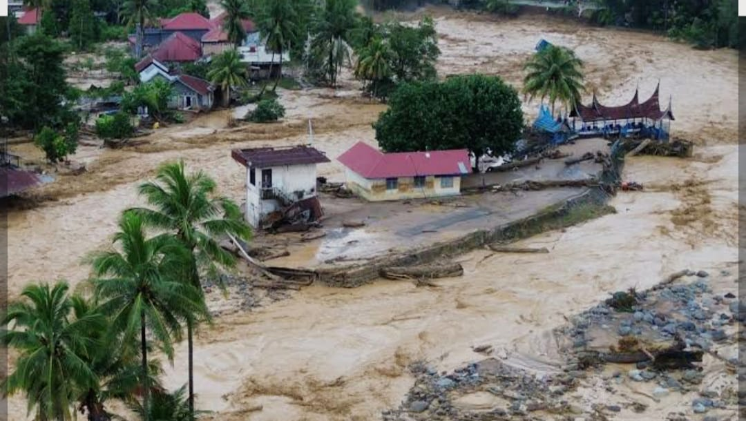 Siklon, Deforestasi, dan Gagalnya Tata Kelola: Mengapa Banjir Sumatera 2025 Tidak Terhindarkan?”  “Deforestasi Brutal Terbongkar! Satelit Rekam Kerusakan, Ribuan Kayu Hanyut, Banjir Sumatera Meluas — POLRI Bergerak Paling Cepat”