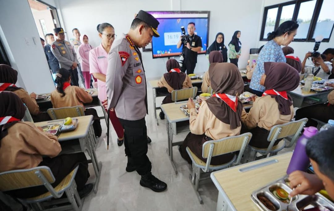 Jenderal Listyo Sigit Prabowo Tinjau SMP Kemala Bhayangkari Karanganyar – Tegaskan Komitmen Wujudkan ‘Generasi Emas