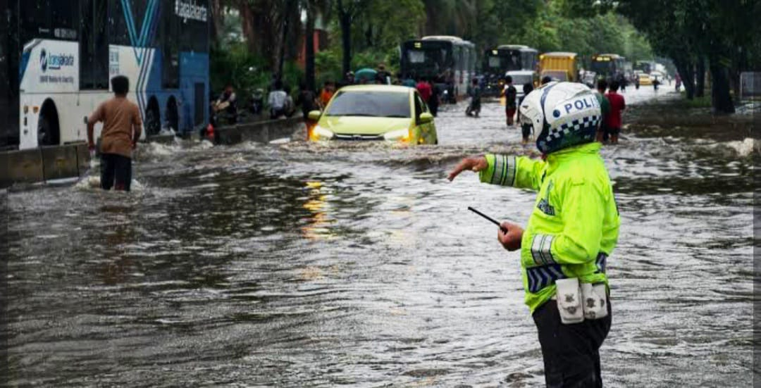 Gerak Cepat Tangani Banjir Jakarta, Polri Siagakan 128.247 Personel Nasional: Evakuasi, Pengamanan, hingga Lalu Lintas.