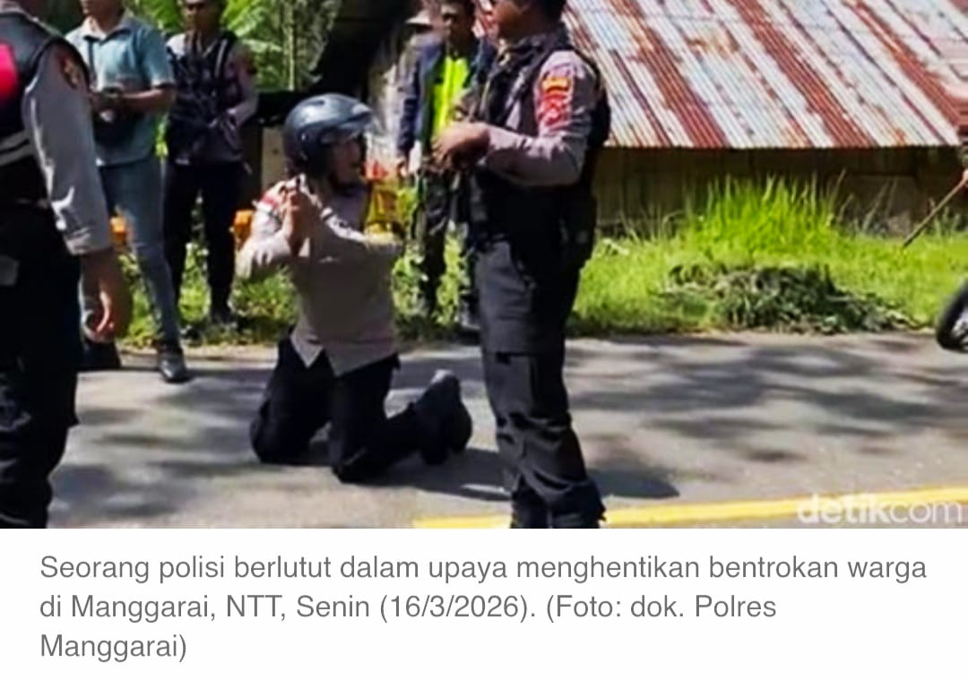 VIRAL! Polisi Berlutut di Tengah Massa Bersenjata, Aksi Humanis Ini Gagalkan “Perang Tanding” di Manggarai