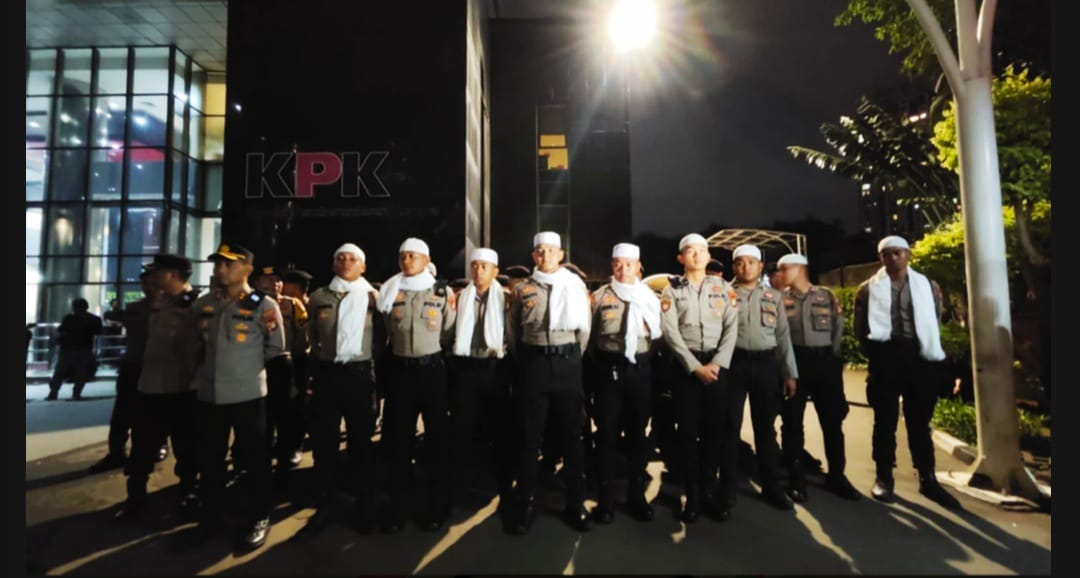 Polisi bersorban jaga demo Banser saat eks Menag Gus Yaqut ditahan KPK.