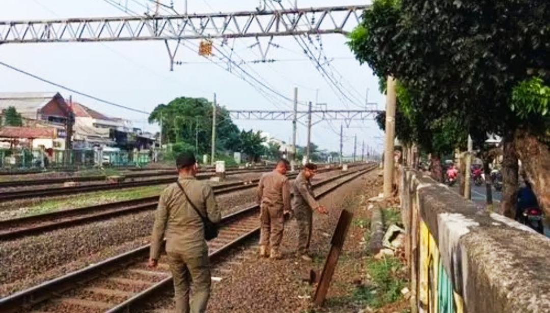 Geger Video Mesum Pinggir Rel Jatinegara: Satpol PP Gerak Cepat Tutup Akses Liar dan Tambah Lampu Sorot!