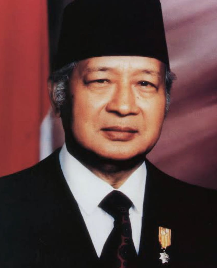 “Wacana gelar pahlawan kepada Soeharto kembali terhambat oleh keberlakuan TAP MPR No. XI/1998 dan rekam jejak masa Orde Baru. Simak fakta dan implikasinya di sini.”