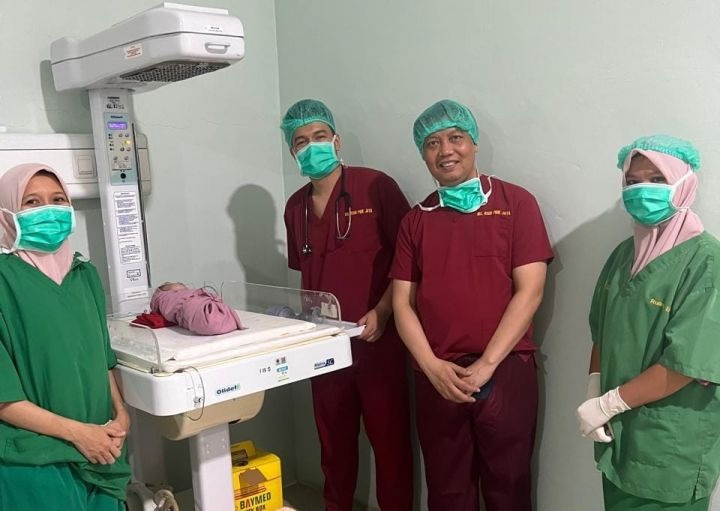 Drama Penyelamatan! Dokter Unhas Operasi Tiga Ibu Hamil Korban Bencana Pidie di Tengah Gelap, Hujan, dan Akses Terputus