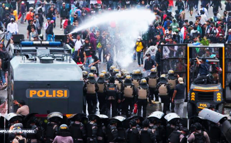 Reputasi POLRI, "Buah Simalakama"? : Di Antara Tekanan Opini Publik dan Tegaknya Negara Hukum