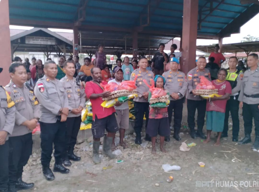Polres Nabire Salurkan Bantuan ke Warga Terdampak Banjir di Distrik Yaro & Wanggar