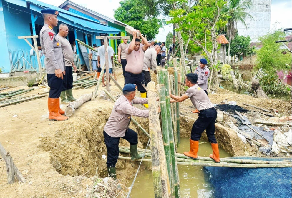 Brimob Sumut Gerak Cepat! Tanggul Sungai Tanjung Pura Jebol, Warga Panik – Polisi Turun Perbaiki dalam Hitungan Jam