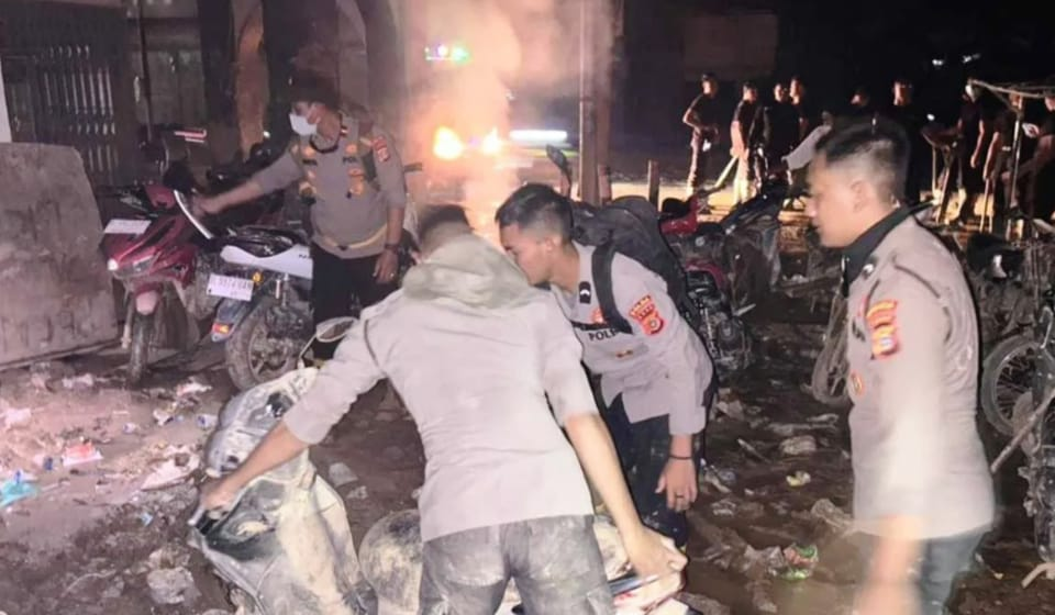 Usai Banjir Terjang Aceh Tamiang, Personel Polri Turun Tangan Bersihkan Lumpur Rumah Warga