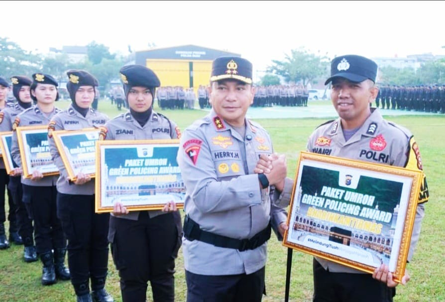Prestasi Berbuah Ibadah: Polda Riau Lepas 10 Bhabinkamtibmas Peraih Green Policing Award ke Tanah Suci