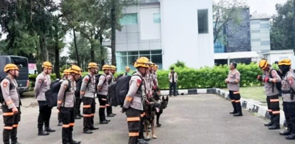 Waktu Jadi Penentu, K-9 Polri Diterjunkan di Longsor Cisarua