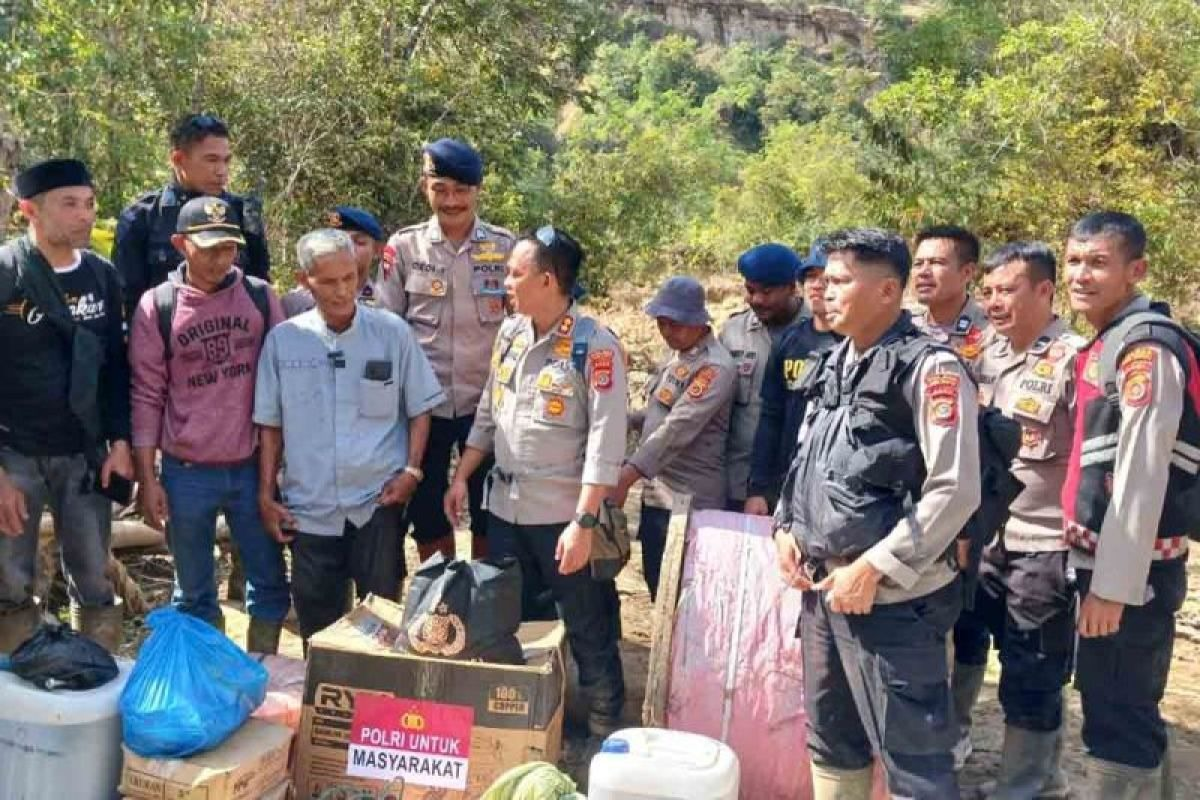 Tembus Jalur Ekstrem Pegunungan, Polres Aceh Tengah Bersama Komunitas Trail Salurkan Bantuan ke 5 Desa Terisolasi.