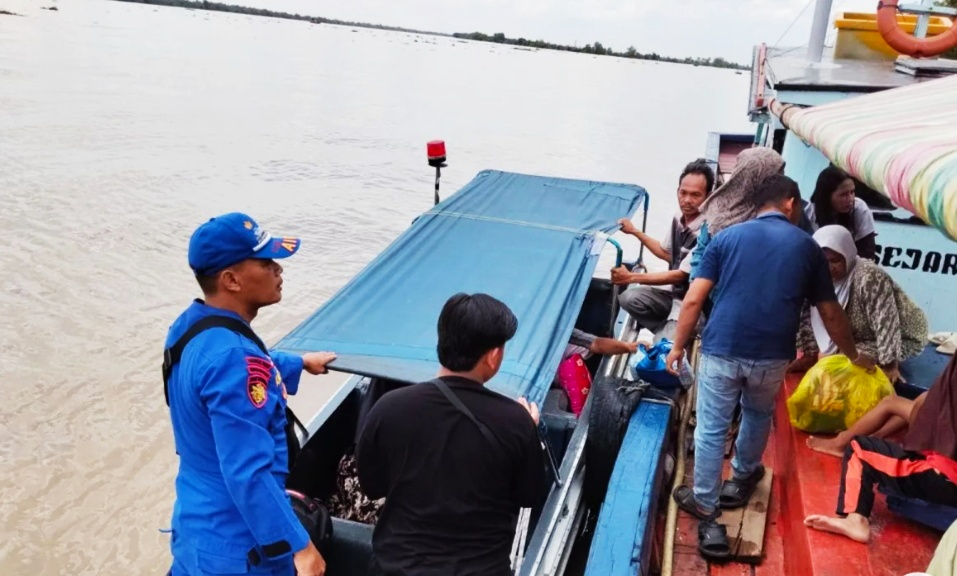 Emergency di Perairan Banyuasin: Polairud Evakuasi Nelayan Menggunakan Ambulans Apung