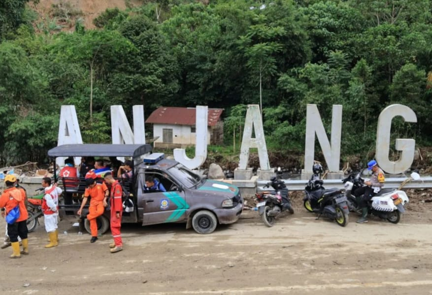 TRAGEDI DINAS BERUJUNG DUKA! Dua Personel Polda Riau Terseret Banjir Bandang di Sumbar — Satu Gugur, Satu Masih Hilang, Polri Kerahkan Semua Kekuatan!