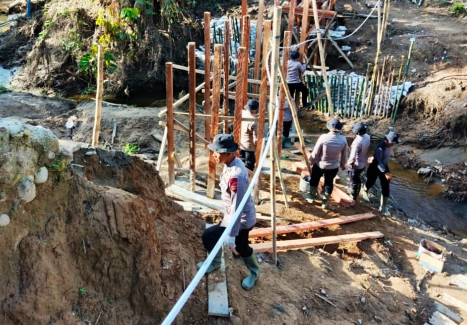 Aksi Cepat Brimob! Jembatan Darurat Katapiang Rampung, Mobilitas Warga Sungai Buluah Kembali Normal